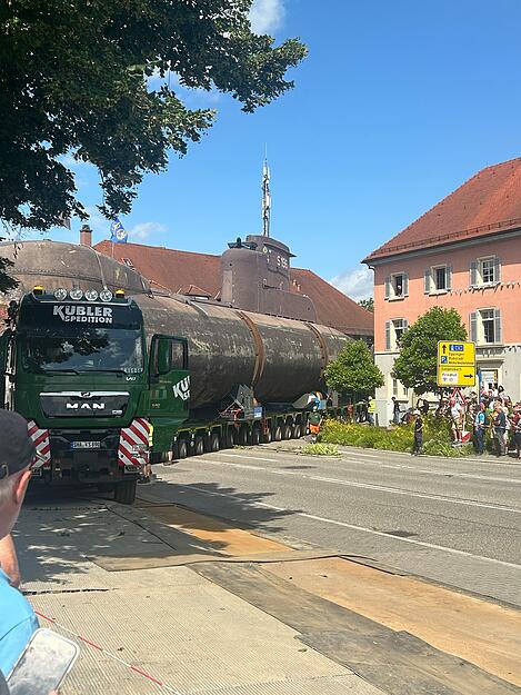 Nur ganz langsam kam der Laster um die Kurve gefahren.