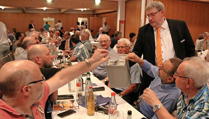 Aufsichtsrat und Vorstand der Raiba Hohenloher Land hatten beschlossen, dass die Abstimmung über die Fusion mit der VR Bank Heilbronn Schwäbisch Hall geheim läuft. Hier werden die Stimmzettel am späten Abend eingesammelt.
