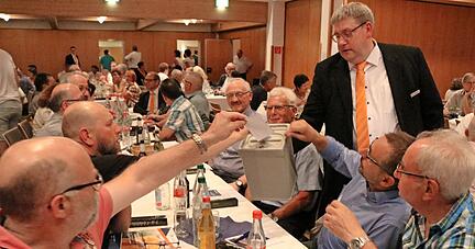 Aufsichtsrat und Vorstand der Raiba Hohenloher Land hatten beschlossen, dass die Abstimmung über die Fusion mit der VR Bank Heilbronn Schwäbisch Hall geheim läuft. Hier werden die Stimmzettel am späten Abend eingesammelt.
Fotos: Ralf Reichert