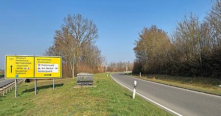Blick auf die Ausfahrt in Richtung Kochendorf-Süd: Hier sollen ab Montag unterirdische Leitungen verlegt werden.
Foto: Julian Ruf