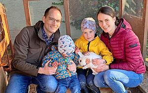 Thorben, Timmon, Jakob und Rebekka Dijkstra (von links) sind bei den Kaninchen. Das gefällt dem dreijährigen Timmon. Thorben, Timmon, Jakob und Rebekka Dijkstra (von links) sind bei den Kaninchen. Das gefällt dem dreijährigen Timmon.