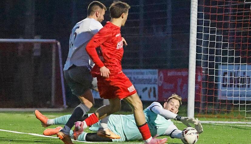 &Ouml;hringens Torh&uuml;ter Len Brutzer greift zu. Dennoch hat die TSG beim Landesliga-Tabellenf&uuml;hrer FV L&ouml;chgau mit 0:4 verloren.
Foto: Marc,Schmerbeck