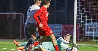 &Ouml;hringens Torh&uuml;ter Len Brutzer greift zu. Dennoch hat die TSG beim Landesliga-Tabellenf&uuml;hrer FV L&ouml;chgau mit 0:4 verloren.
Foto: Marc,Schmerbeck