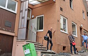 Johannes Rückgauer (v. r.), Peter Blumhagen und Gunther Speckmaier freuen sich, dass die Sanierung des Dorfgemeinschaftshauses startet. Auf Höhe der Garage links, stand früher die Synagoge von Nagelsberg.
Fotos: Thomas Zimmermann