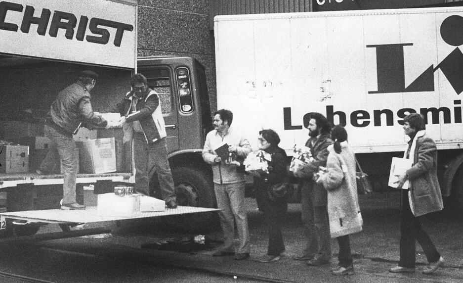 Zusammengestellt von Archiv und Dokumentation der Heilbronner Stimme 
Bilder vom Transport der Heilbronner Hilfssendung "Menschen in Not" (MIN) der Heilbronner Stimme nach Oberschlesien, fotografiert vom HSt-Redaktionsmitglied Hans Georg Frank 
Dezember 1981: Auf Fahrzeuge der Firmen Spedition Christ, Heilbronn und Lidl & Schwarz, Neckarsulm verl&auml;dt die Begleitmannschaft des Hilfs-Konvois nach Polen Lebensmittel und G&uuml;ter des t&auml;glichen Bedarfs. Im Bild ist die Heilbronnern Delegation von links: Rolf Barth, Siegfried Zimmermann, Helmut Fischer, Maria Maurer, Hans Georg Frank, Luise Sigrid Gerstenberg und Nikolaus Pflanzer vor der Abfahrt nach Kattowitz. Ob die Lastwagen tats&auml;chlich fahren k&ouml;nnen, h&auml;ngt von der weiteren Entwicklung der politischen Lage in Polen ab.