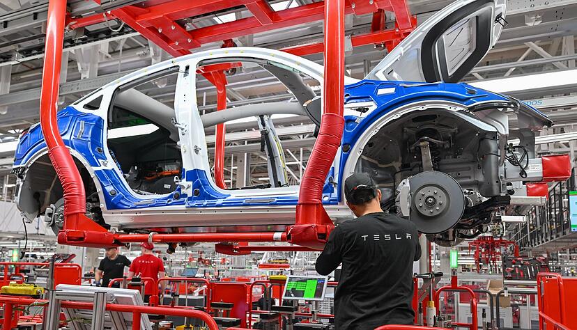 Der Elektroauto-Hersteller Tesla muss die Produktion in Gr&uuml;nheide bei Berlin wegen der Angriffe der jemenitischen Huthi-Rebellen im Roten Meer f&uuml;r rund zwei Wochen weitgehend stoppen.