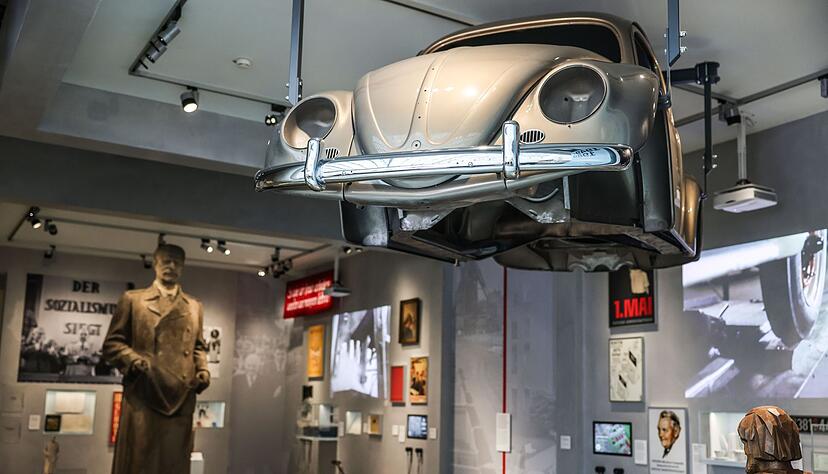 Stalin blickt in Richtung eines VW-Käfers - die Geschichte von BRD und DDR wird parallel erzählt. Stalin blickt in Richtung eines VW-Käfers - die Geschichte von BRD und DDR wird parallel erzählt.