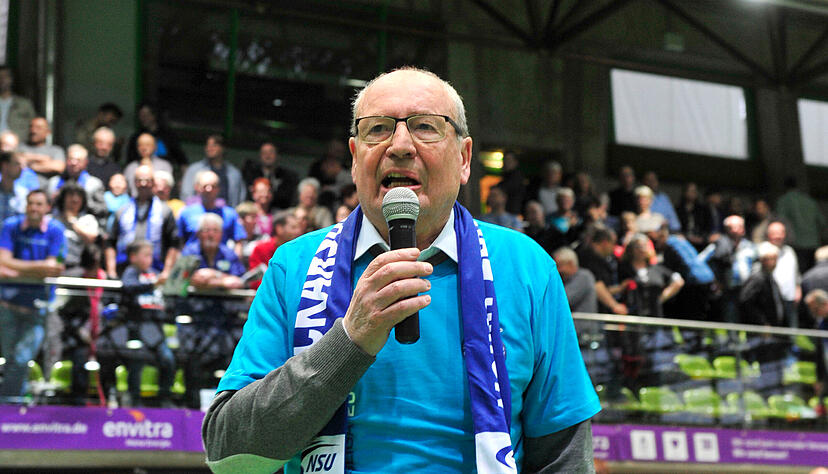 Am Ziel: Am Abend des Aufstiegs in die Handball-Bundesliga feiert Rolf H&auml;rdtner in der Ballei mit und bedankt sich per Hallenmikrofon bei Mannschaft, Fans und Unterst&uuml;tzern.
