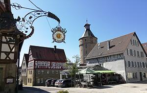 Wo das Wirtshausschild und der Bürgerturm den Vorstadtplatz einrahmen, lässt sich gut Pause machen. Foto: Henrike Mielke Wo das Wirtshausschild und der Bürgerturm den Vorstadtplatz einrahmen, lässt sich gut Pause machen. Foto: Henrike Mielke