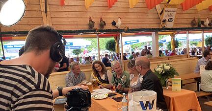 Moderator Uwe Ralf Heer (Mitte) mit seinen Gästen von Volksfest.TV.
