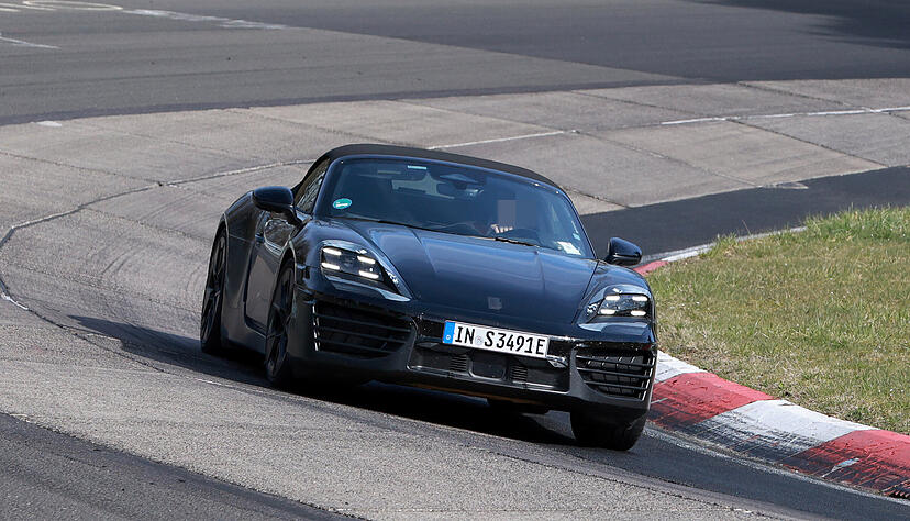 Äußerlich ist hier ein getarnter Porsche Elektro-718 unterwegs. Unter dem Blech testete Audi zuletzt auf dem Nürburgring Technikkomponenten für seinen künftigen Elektro-Sportwagen, den es im Gegensatz zu Porsche erst einmal nur geschlossen gibt. Äußerlich ist hier ein getarnter Porsche Elektro-718 unterwegs. Unter dem Blech testete Audi zuletzt auf dem Nürburgring Technikkomponenten für seinen künftigen Elektro-Sportwagen, den es im Gegensatz zu Porsche erst einmal nur geschlossen gibt.
