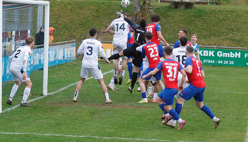 Nach der Ecke von Juan Fa&szlig;binder landet der Ball direkt im Tor.