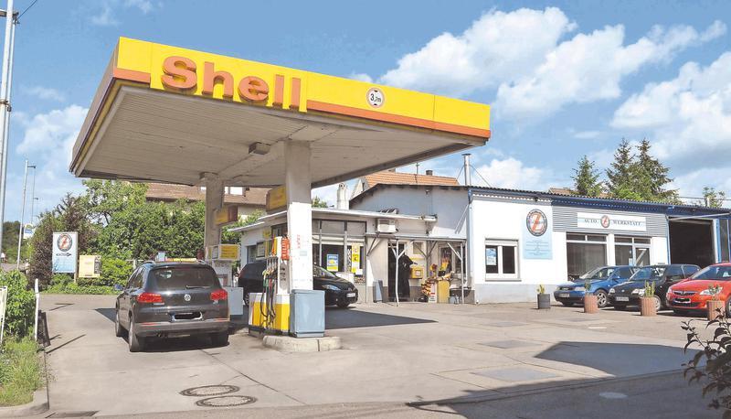 Die Zapfs&auml;ulen werden am Monatsende abgeschaltet. Postagentur und Kiosk bleiben jedoch erhalten.
Foto: Werner Stuber