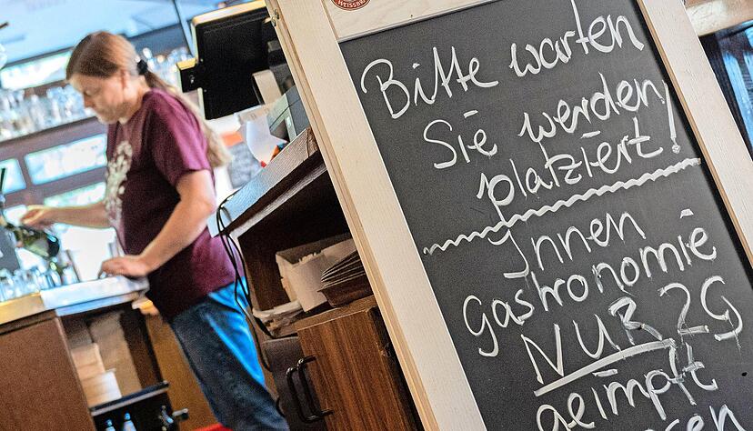 In vielen gastronomischen Betrieben gilt schon jetzt das freiwillige 2G-Optionsmodell − Ungeimpften wird der Zutritt verwehrt. Tritt bald die Corona-Alarmstufe in Kraft, dann wird die 2G-Regel in Innenräumen der Gastronomie zur Pflicht.
Foto: dpa In vielen gastronomischen Betrieben gilt schon jetzt das freiwillige 2G-Optionsmodell − Ungeimpften wird der Zutritt verwehrt. Tritt bald die Corona-Alarmstufe in Kraft, dann wird die 2G-Regel in Innenräumen der Gastronomie zur Pflicht.
Foto: dpa
