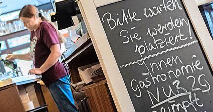 In vielen gastronomischen Betrieben gilt schon jetzt das freiwillige 2G-Optionsmodell − Ungeimpften wird der Zutritt verwehrt. Tritt bald die Corona-Alarmstufe in Kraft, dann wird die 2G-Regel in Innenräumen der Gastronomie zur Pflicht.
Foto: dpa In vielen gastronomischen Betrieben gilt schon jetzt das freiwillige 2G-Optionsmodell − Ungeimpften wird der Zutritt verwehrt. Tritt bald die Corona-Alarmstufe in Kraft, dann wird die 2G-Regel in Innenräumen der Gastronomie zur Pflicht.
Foto: dpa