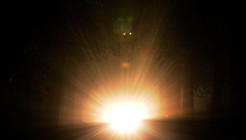 Plötzliche Blendung, etwa durch Fernlicht, überfordert die Anpassungsfähigkeit der Augen und schränkt das Sehen vorübergehend stark ein Plötzliche Blendung, etwa durch Fernlicht, überfordert die Anpassungsfähigkeit der Augen und schränkt das Sehen vorübergehend stark ein