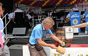 Jochen K. Kübler, assistiert von Herbsthäuser-Brauereichef Klaus Wunderlich, sticht das Fass mit zweieinhalb Schlägen an. Stefan Neumann braucht nicht einzugreifen. Jochen K. Kübler, assistiert von Herbsthäuser-Brauereichef Klaus Wunderlich, sticht das Fass mit zweieinhalb Schlägen an. Stefan Neumann braucht nicht einzugreifen.