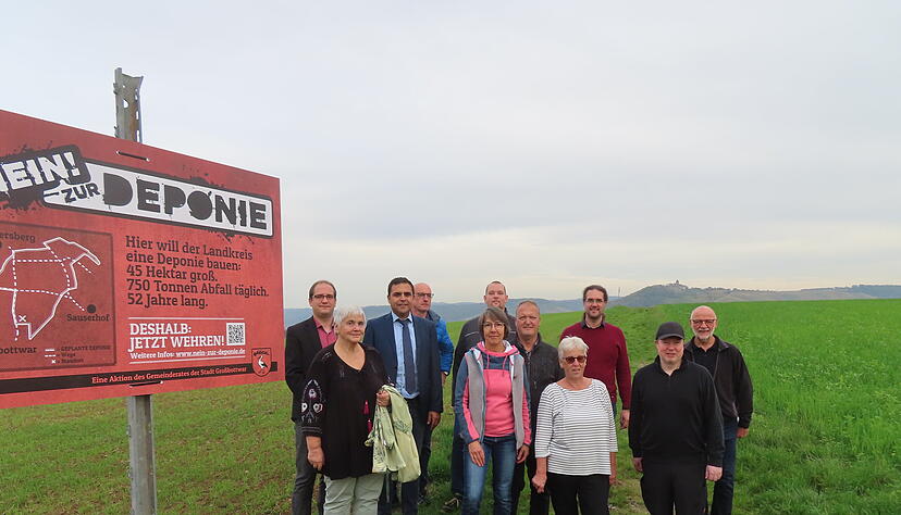 An der Grenze von Großbottwar zu Oberstenfeld erwägt die AVL den Bau einer Erddeponie. Der Großbottwarer Gemeinderat positioniert sich mit einer Plakataktion schon jetzt klar gegen das Vorhaben.
Foto: Zwingmann An der Grenze von Großbottwar zu Oberstenfeld erwägt die AVL den Bau einer Erddeponie. Der Großbottwarer Gemeinderat positioniert sich mit einer Plakataktion schon jetzt klar gegen das Vorhaben.
Foto: Zwingmann