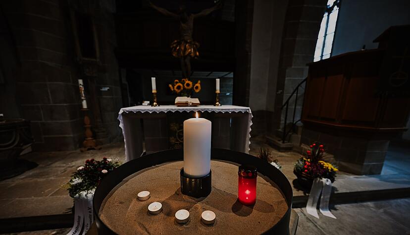 In der Laurentiuskirche in Niedernhall sind Kerzen zum Gedenken an den Jungen aufgestellt.