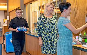 Kevin Rung (von links), Adriana Decker und Sabine Gassebner, stellvertretende Vorsitzende des Kantinenvereins der Agentur f&uuml;r Arbeit, in der Pause. 
Foto: Christiana Kunz