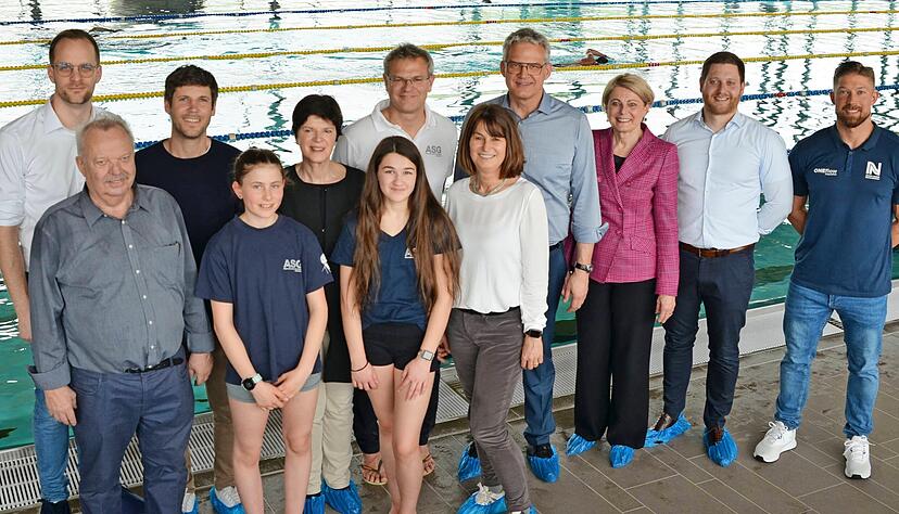 Vertreter der Vereine, Städte, Schulen und der Dieter-Schwarz-Stiftung haben alle ein gemeinsames Ziel: Sie wollen mehr Kindern zu einer besseren Schwimmfähigkeit verhelfen.
Foto: Stefanie Pfäffle Vertreter der Vereine, Städte, Schulen und der Dieter-Schwarz-Stiftung haben alle ein gemeinsames Ziel: Sie wollen mehr Kindern zu einer besseren Schwimmfähigkeit verhelfen.
Foto: Stefanie Pfäffle