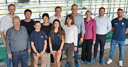 Vertreter der Vereine, Städte, Schulen und der Dieter-Schwarz-Stiftung haben alle ein gemeinsames Ziel: Sie wollen mehr Kindern zu einer besseren Schwimmfähigkeit verhelfen.
Foto: Stefanie Pfäffle