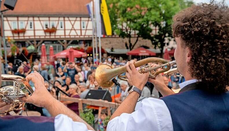 16 traditionelle Blasmusikkapellen an vier Tagen: Auch das tr&auml;gt zum guten Ruf des Weinfests bei.