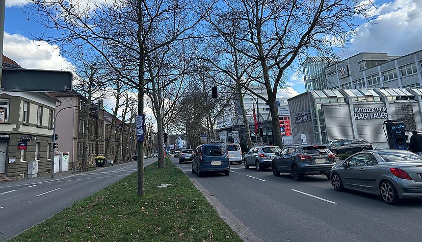 Viele Autofahrer tanken am Sonntag in Erwartung steigender Spritrpriese noch einmal voll &ndash; wie hier in einer SB-Tankstelle in der Heilbronner S&uuml;dstra&szlig;e.