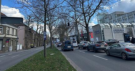 Viele Autofahrer tanken am Sonntag in Erwartung steigender Spritrpriese noch einmal voll &ndash; wie hier in einer SB-Tankstelle in der Heilbronner S&uuml;dstra&szlig;e.