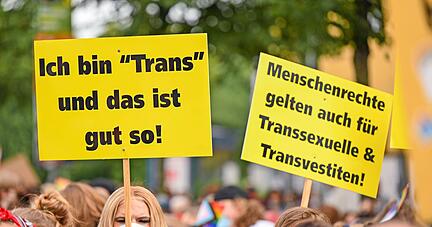 Demonstranten beim Christopher Street Day: Hier kämpfen sie um ihre Rechte, bei der Selbsthilfegruppe in Heilbronn geht es um Tipps und Austausch.
Foto: dpa