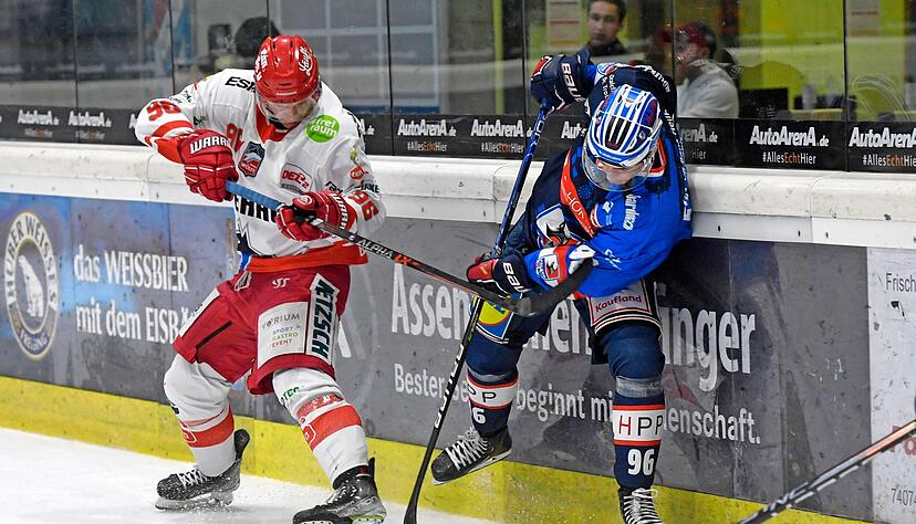 Simon Thiel (rechts) traf nach knapp anderthalb Minuten zur 1:0-Führung für die Falken, musste sich später allerdings Selbs Michael Schaaf erwehren.