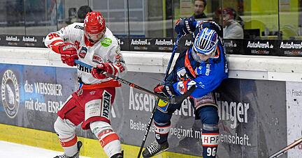Simon Thiel (rechts) traf nach knapp anderthalb Minuten zur 1:0-Führung für die Falken, musste sich später allerdings Selbs Michael Schaaf erwehren.
Foto: Mario Berger