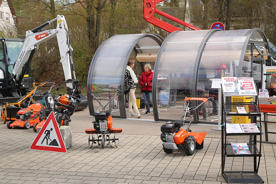 Vor der Ravensburghalle Sulzfeld werden bei der Regioschau Kraichgau Rasenm&auml;her ausgestellt.