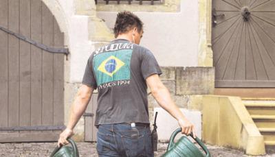 Ein Helfer gie&szlig;t das Pflaster, weil das die Bilder lebendiger macht.