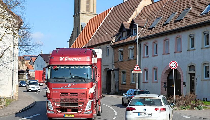 Geschmälerter Wohnwert: Durch Richen rauschen an Spitzentagen 13.000 Fahrzeuge. Viele davon nutzen die Verbindung als Abkürzung zur Autobahn A6. Geschmälerter Wohnwert: Durch Richen rauschen an Spitzentagen 13.000 Fahrzeuge. Viele davon nutzen die Verbindung als Abkürzung zur Autobahn A6.