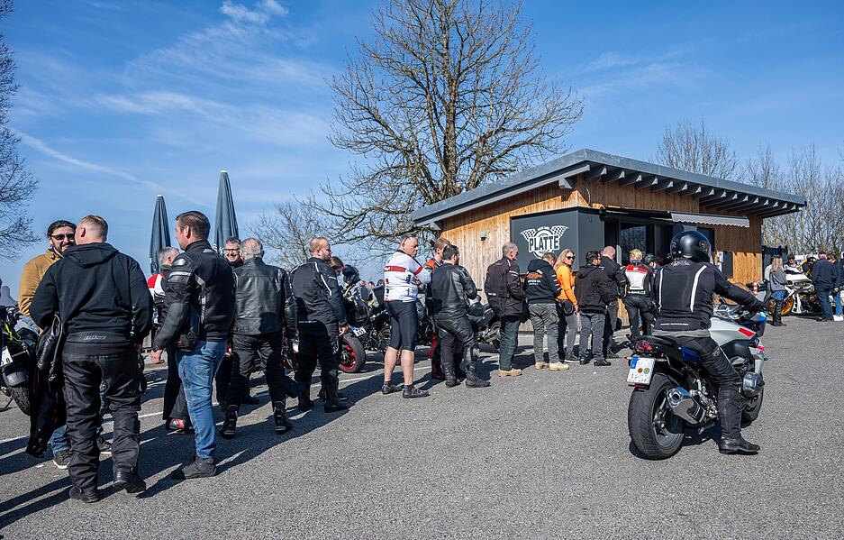 Anstehen vor dem Imbissstand: Bei bestem Frühlingswetter haben sich am Sonntag zahlreiche Biker auf der "Platte" getroffen.