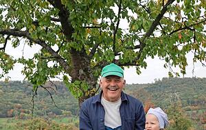Freuen sich über die gute Apfelernte: Klaus Tulke und seine Enkelin mit einem Eimer voller Blutstreiflinge auf den Streuobstwiesen am Fuße des Bides bei Untersteinbach. Dort haben Tochter und Schwiegersohn einige Obstbäume. Freuen sich über die gute Apfelernte: Klaus Tulke und seine Enkelin mit einem Eimer voller Blutstreiflinge auf den Streuobstwiesen am Fuße des Bides bei Untersteinbach. Dort haben Tochter und Schwiegersohn einige Obstbäume.