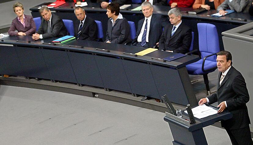 Bundeskanzler Gerhard Schr&ouml;der stellte die Vertrauensfrage gleich zweimal - wie hier 2005.