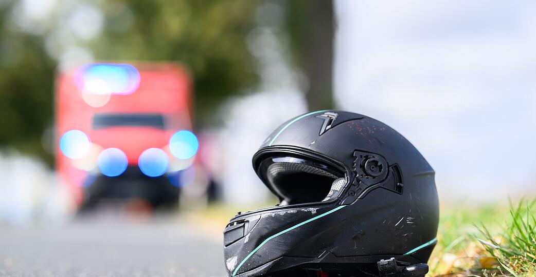 F&uuml;r den jungen Motorradfahrer kam jede Hilfe zu sp&auml;t. (Symbolbild)