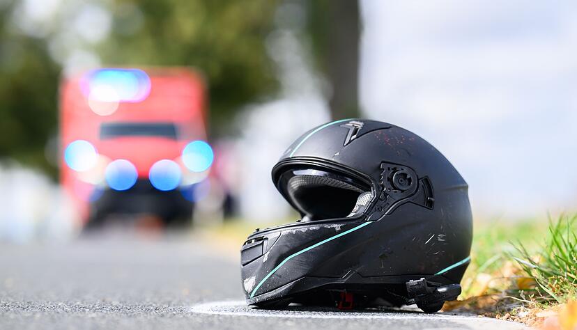 F&uuml;r den jungen Motorradfahrer kam jede Hilfe zu sp&auml;t. (Symbolbild)