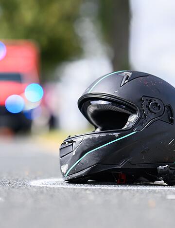 F&uuml;r den jungen Motorradfahrer kam jede Hilfe zu sp&auml;t. (Symbolbild)
