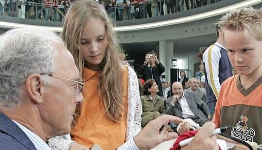 Autogramme in der Pause: Beckenbauer beim Doppelpass 2005.
Foto: Archiv/mars