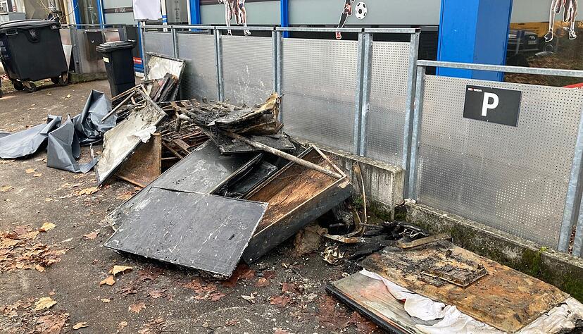 Vor dem Wettbüro liegt Brandschutt.