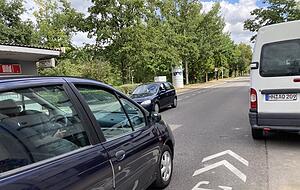 Radfahrer links, Radfahrer rechts, parkende und fahrende Autos. Wenn Radfahrer bei so wenig Platz auf dem Gehweg fahren, hat Dieter Setzer Verständnis dafür.