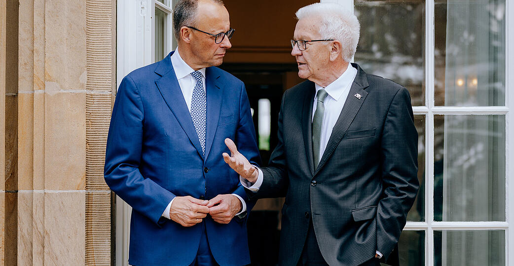Am 17. Mai machte Bundeskanzler Friedrich Merz (links) auf der Durchreise nach Rom einen Zwischenstopp in Stuttgart. Dort gratulierte er Ministerpräsident Winfried Kretschmann (Grüne) zum Geburtstag. Am 17. Mai machte Bundeskanzler Friedrich Merz (links) auf der Durchreise nach Rom einen Zwischenstopp in Stuttgart. Dort gratulierte er Ministerpräsident Winfried Kretschmann (Grüne) zum Geburtstag.