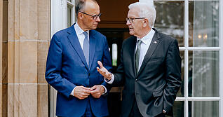 Am 17. Mai machte Bundeskanzler Friedrich Merz (links) auf der Durchreise nach Rom einen Zwischenstopp in Stuttgart. Dort gratulierte er Ministerpräsident Winfried Kretschmann (Grüne) zum Geburtstag.