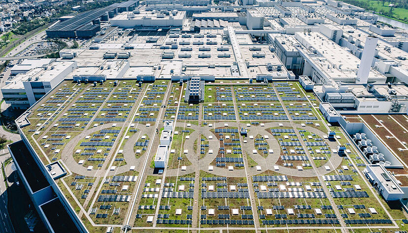 Auf dem Dach des Audi-Werks in Neckarsulm ist seit Mai 2025 eine PV-Anlage in Betrieb.
