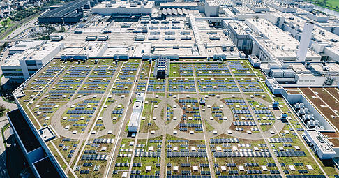 Auf dem Dach des Audi-Werks in Neckarsulm ist seit Mai 2025 eine PV-Anlage in Betrieb.