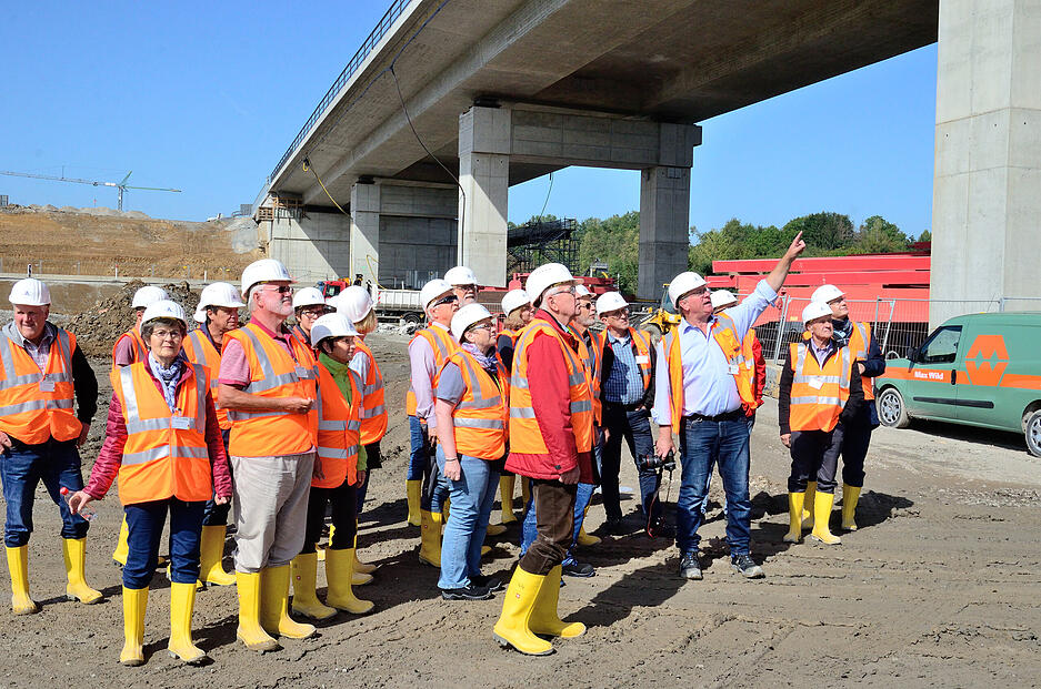 21 Leser lauschen den Ausführungen von Michael Endres (ViA6West), der die Gruppe über die Baustelle führt