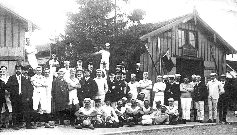 Zusammengestellt von Archiv und Dokumentation der Heilbronner Stimme
Die Heilbronner Ruderschwaben bauen ein neues Bootshaus. Der Traditionsverein kauft Teilgelände des nahegelegenen Freibads Neckarhalde. Fertigstellung soll Ende 2022 sein.
Ruderschwaben anno 1890. Mit einem Holzschuppen fing alles an. Jahre später wurde er abgerissen, auf dem Grundstück entstand das neue Vereinsheim. Zusammengestellt von Archiv und Dokumentation der Heilbronner Stimme
Die Heilbronner Ruderschwaben bauen ein neues Bootshaus. Der Traditionsverein kauft Teilgelände des nahegelegenen Freibads Neckarhalde. Fertigstellung soll Ende 2022 sein.
Ruderschwaben anno 1890. Mit einem Holzschuppen fing alles an. Jahre später wurde er abgerissen, auf dem Grundstück entstand das neue Vereinsheim.
